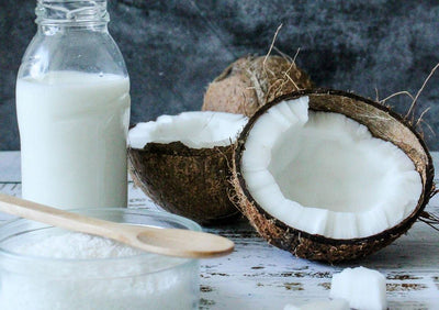 Les vrais avantages sains des huiles de noix de coco dans les traitements de beauté lissant les cheveux